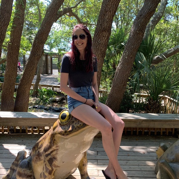 Meet your Posher, Kayla - Picture 2 of 10